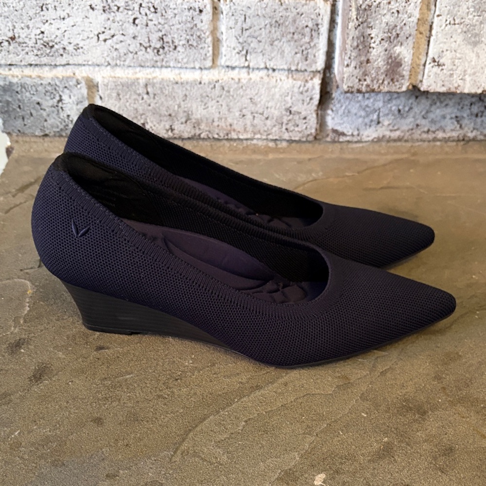 Vivaia Aria Wedge Pro pointed-toe knit comfort heel in navy blue